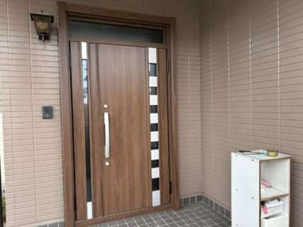 玄関ドアリフォームで雰囲気も一新